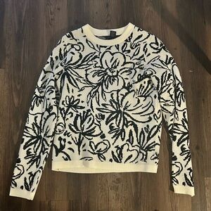 Tahari size M crew neck sweater, NWOT